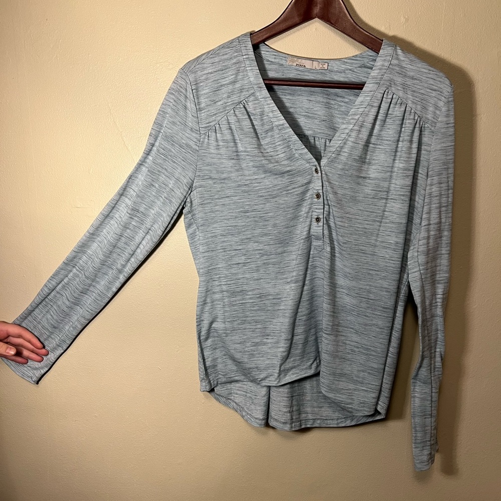 Prana Light Gray and Blue Heather Button Down Women's Shirt